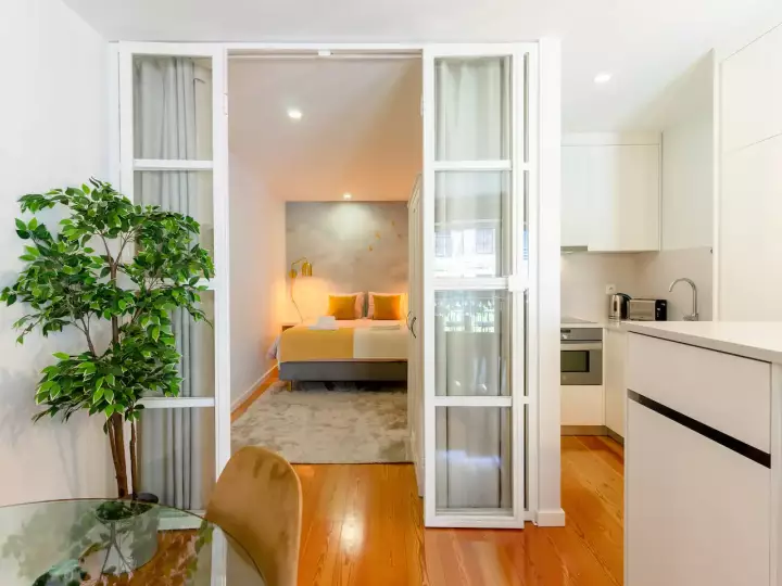 Bedroom of the Cosy Downtown Apartment featuring the kitchen on the side