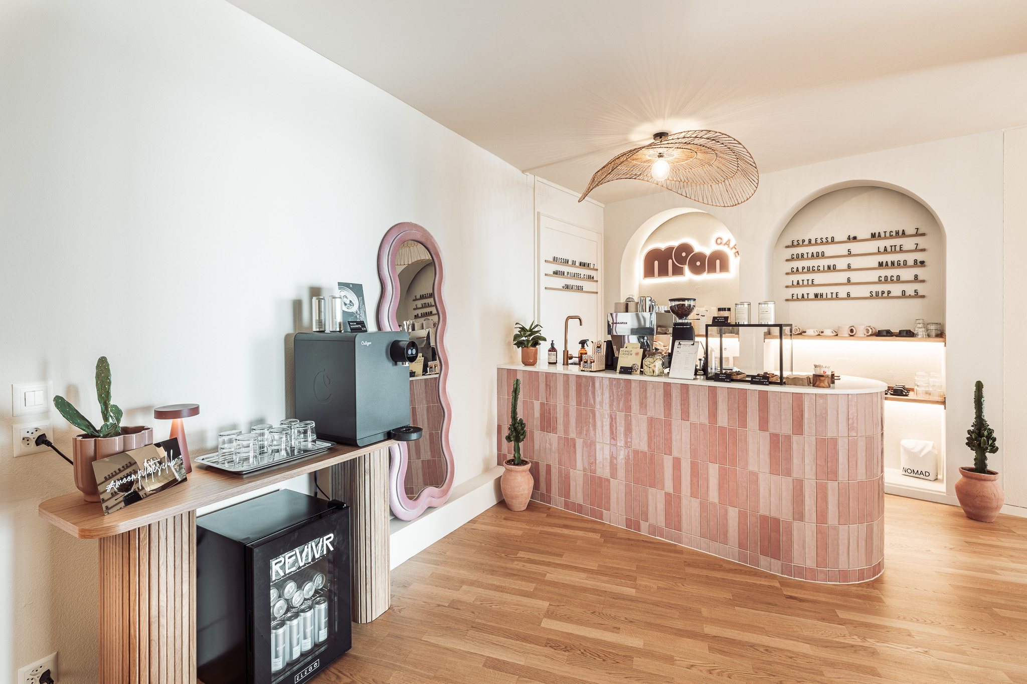 Reception seen from the entrance with the drinks station and the café bar